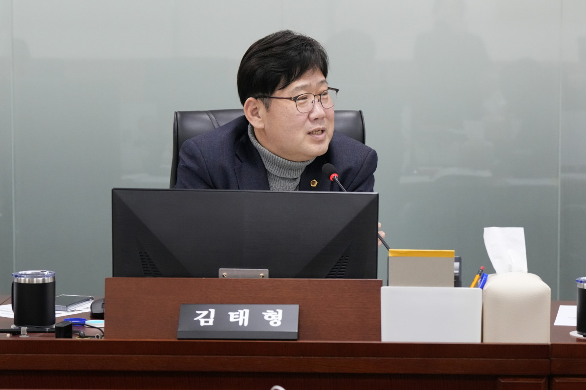 ▲김태형 경기도의회 미래과학협력위원회 의원(더불어민주당, 화성5)이 6일 AI국 업무보고에서 보고자료와 협약자료의 내용이 불일치하는 명백한 오류를 지적했음에도 이를 인정하지 않는 AI국의 태도를 강하게 질타하고 있다. (경기도의회)
