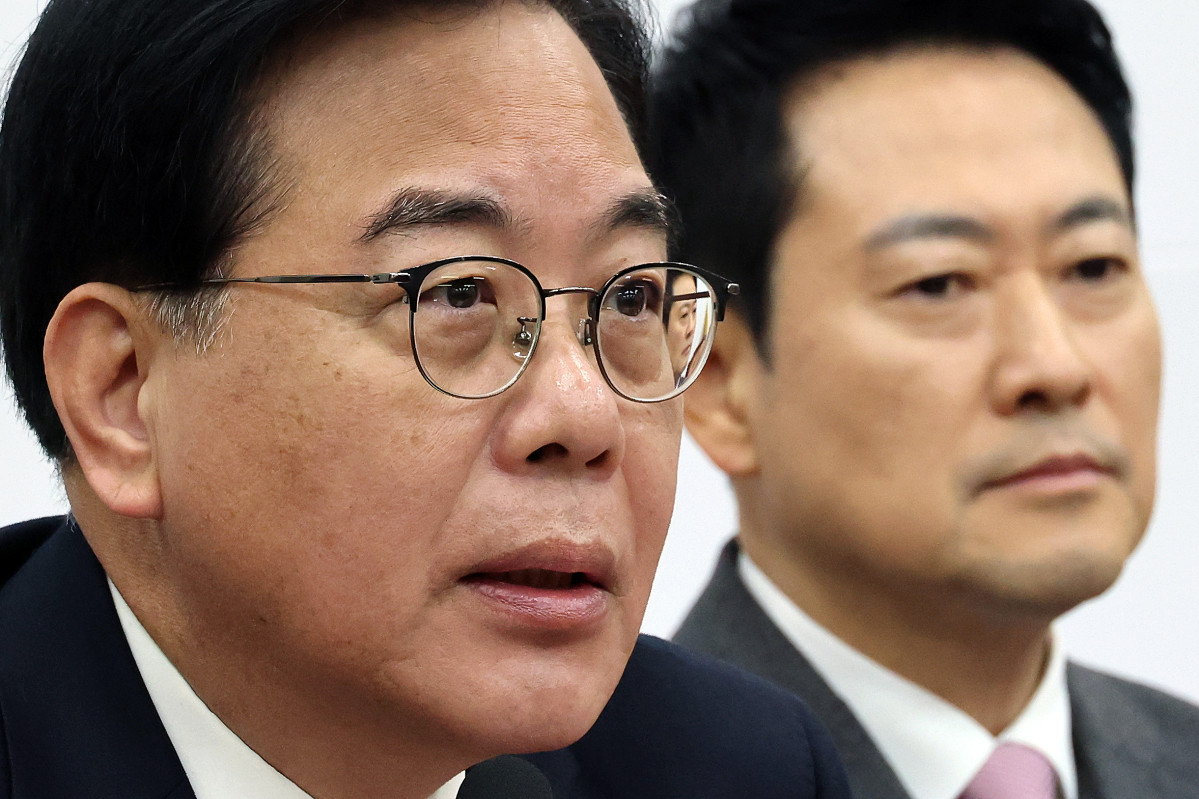 ▲국민의힘 송언석 원내대표가 9일 국회에서 열린 최고위원회의에서 발언하고 있는 가운데 송 원내대표 안경에 장동혁 대표의 모습이 비치고 있다. (연합뉴스)