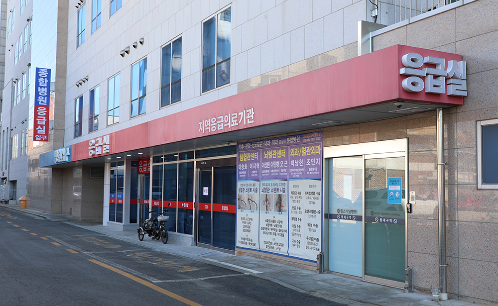 ▲윌스기념병원이 응급환자의 골든타임 사수를 위해 환경 개선을 완료한 응급실 외관. 병원은 1월 응급 병상을 5실 21병상으로 확대하고 간호 스테이션과 환자 진료 공간을 재배치했으며, 처치실과 응급차량 주차 공간을 넓히는 공사를 진행했다.  (윌스기념병원)