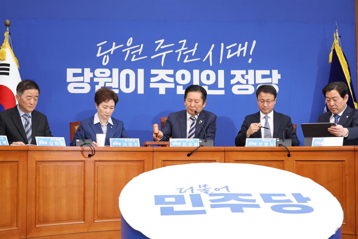 ▲ 더불어민주당 정청래 대표(가운데)가 9일 서울 여의도 국회에서 열린 최고위원회의에서 회의 시작 의사봉을 치고 있다. 