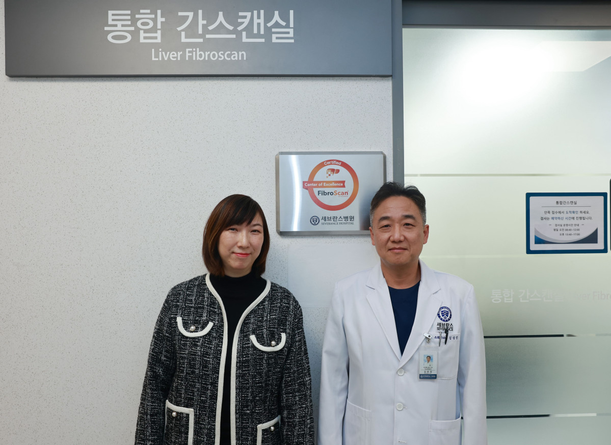 ▲김승업 세브란스병원 소화기내과 교수(오른쪽)와 그레이스 퐁(Grace Fong) 에코센스 아시아·태평양 지역 총괄 책임자가 6일 진행된 현판식에서 기념사진을 찍고 있다. (사진제공=세브란스병원)