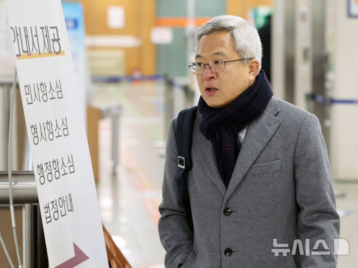 ▲같은 당 대변인을 성추행한 혐의로 재판에 넘겨진 김보협 전 수석대변인이 9일 오전 서울 서초구 서울중앙지방법원에서 열린 1차 공판에 출석하고 있다. (뉴시스)