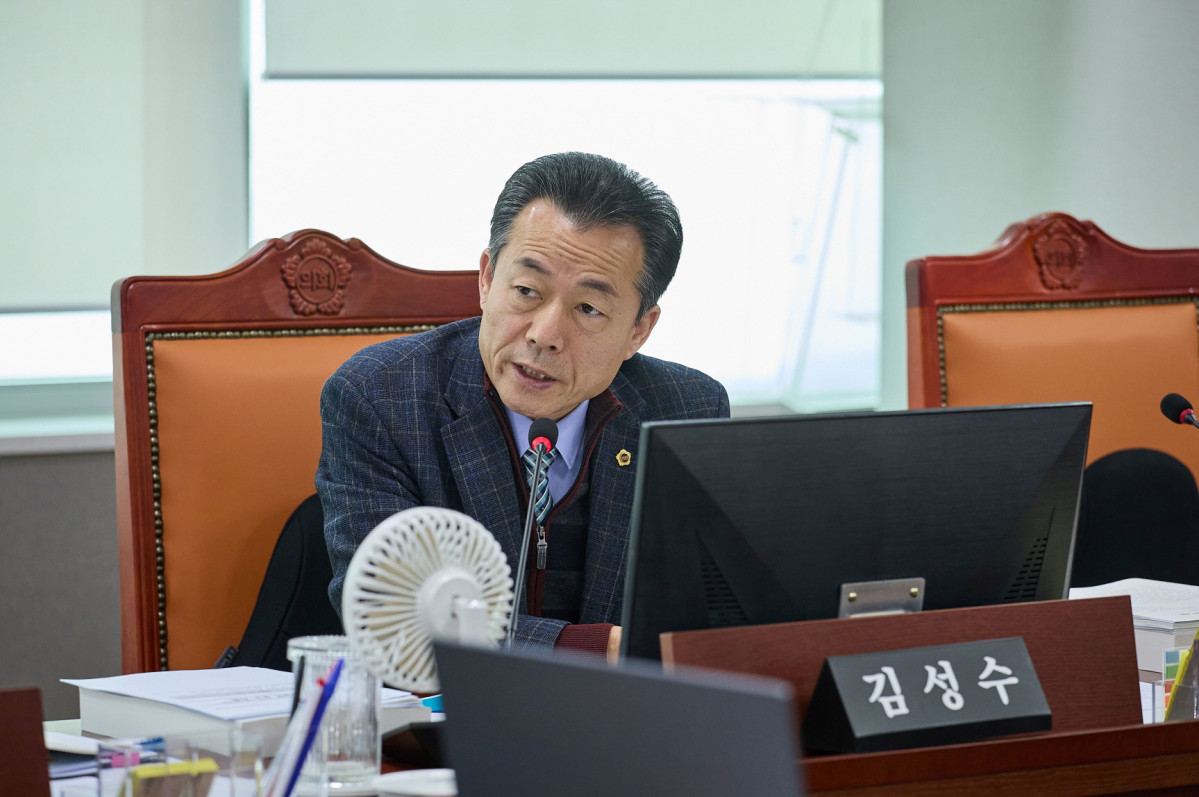 ▲김성수 경기도의회 건설교통위원회 의원(더불어민주당, 안양1)이 6일 2026년 건설국 업무보고에서 고용노동부가 한파주의보 발령 시 건설노동자 작업 시작 시간을 오전 6시에서 9시로 조정하도록 권고했지만 현장 노동자 80%가 "지켜지지 않는다"고 증언한 실태를 지적하며 경기도 차원의 실질적 현장 감독 강화를 강력히 촉구하고 있다.  (경기도의회)