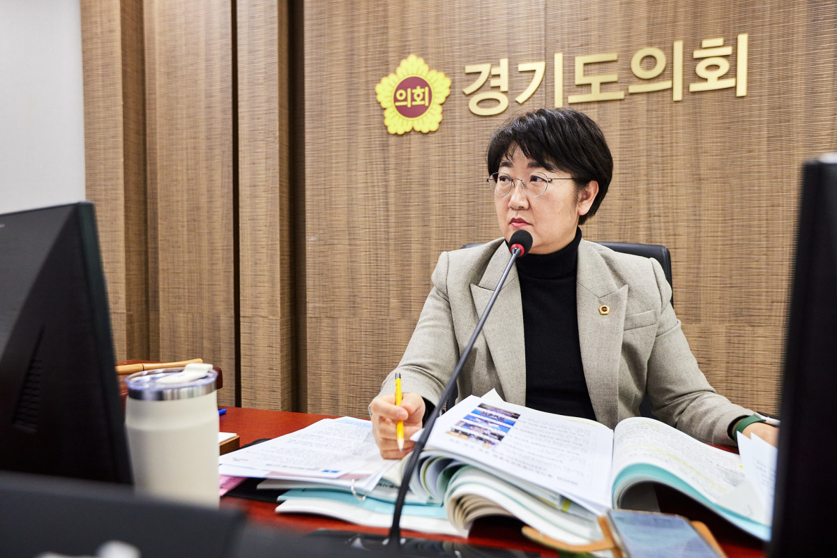 ▲고은정 경기도의회 경제노동위원회 위원장(더불어민주당, 고양10)이 6일 제388회 임시회 킨텍스 업무보고에서 킨텍스 제3전시장 건설 현장에 고양 지역 건설업체들이 참여할 기회가 부족해 지역 상생 의미가 퇴색될 수 있다며 우려를 표하고 있다. (경기도의회)