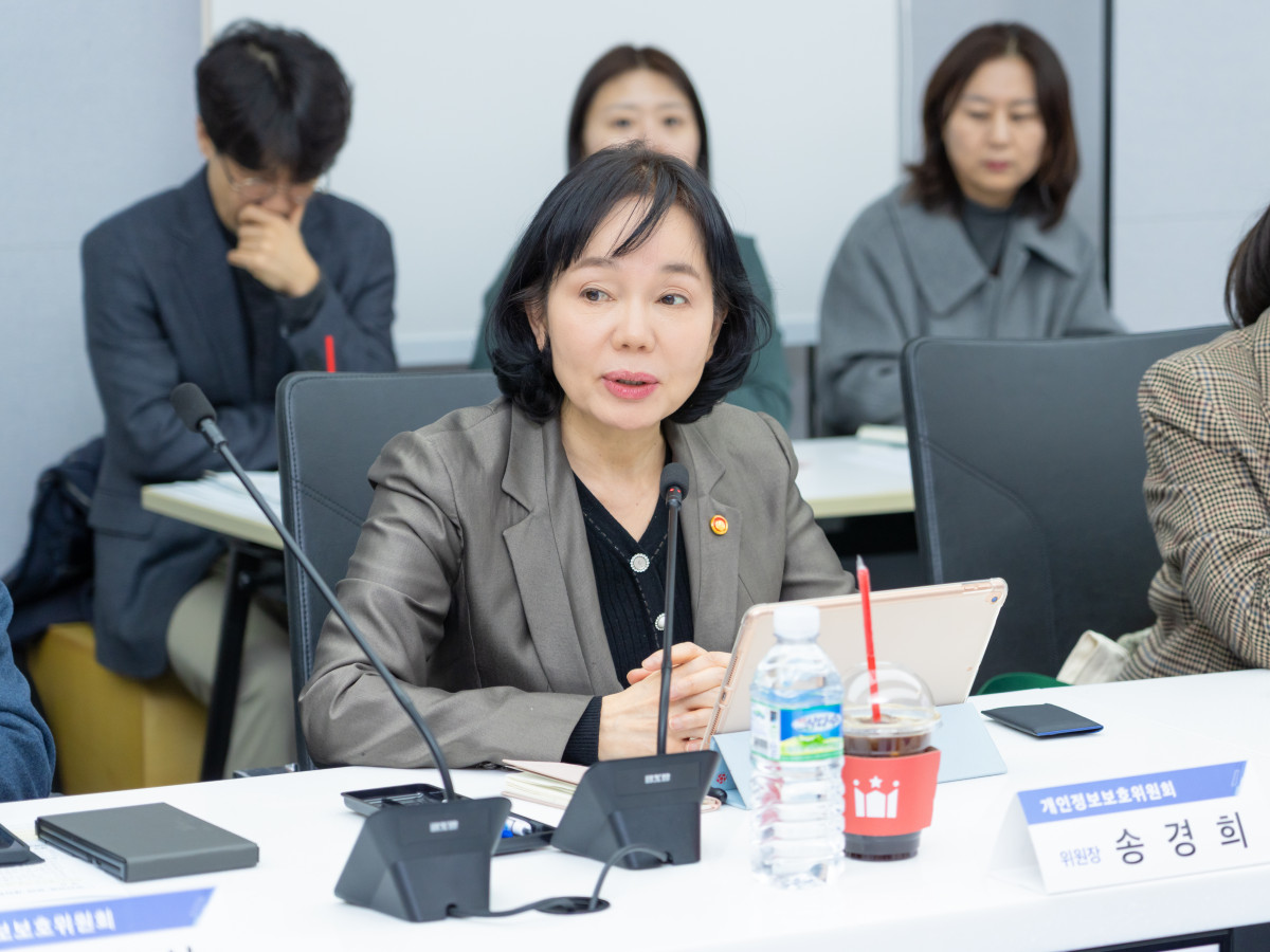 ▲송경희 개인정보보호위원회 위원장이 2월 9일 오후 서울 종로구 서울대병원에서 개최된 보건의료 분야 개인정보 규제합리회 현장간담회에서 인사말을 하고 있다. (사진제공=개인정보보호위원회)