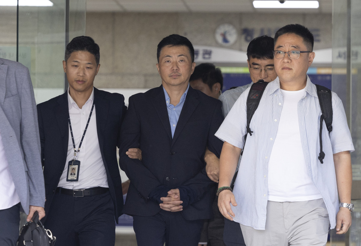 ▲김건희 여사의 집사로 지목된 김예성씨가 지난해 8월 15일 서울 서초구 서울중앙지법에 구속 전 피의자심문(영장실질심사)를 마치고 법원 청사를 나서고 있다. (뉴시스)