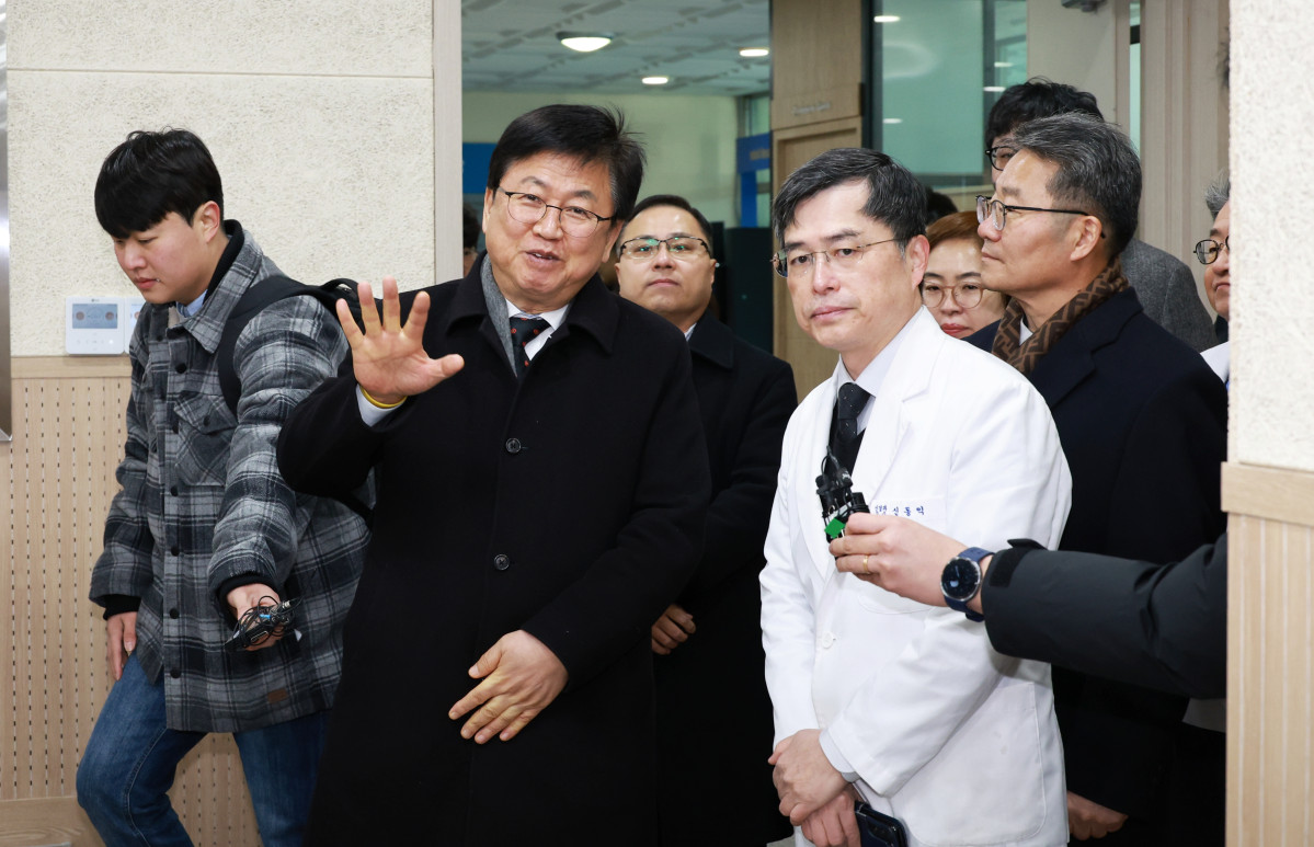 ▲최교진 교육부 장관이 2027년도 의대정원 결정을 앞두고 의대 교육현장 여건을 점검하기 위해 9일 충북대 의과대학을 방문해 관계자들과 이야기를 나누고 있다. (교육부)