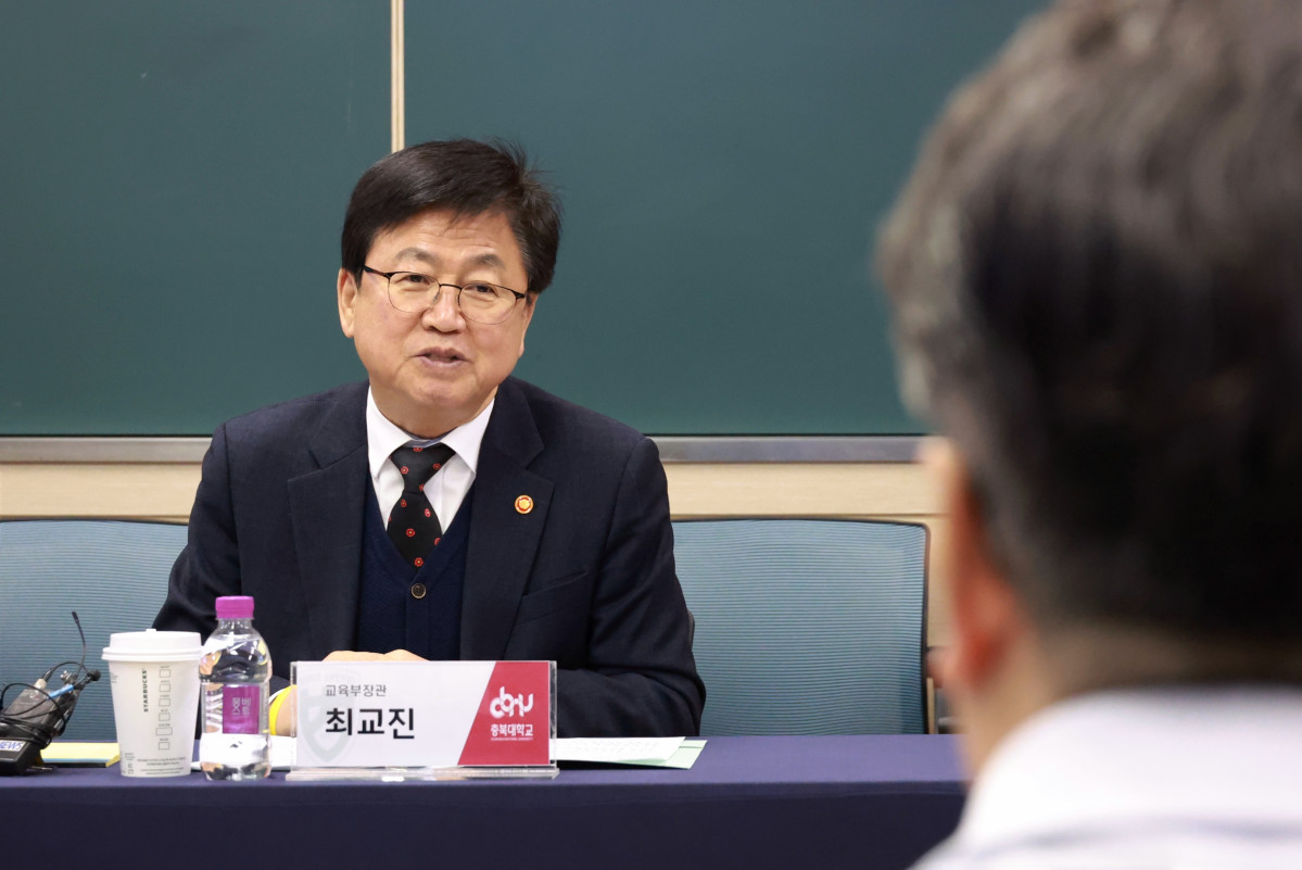 ▲최교진 교육부 장관이 2027년도 의대정원 결정을 앞두고 9일 충북대 의과대학에서 열린 간담회에 참석해 의대 교육현장 여건을 점검했다. (교육부)
