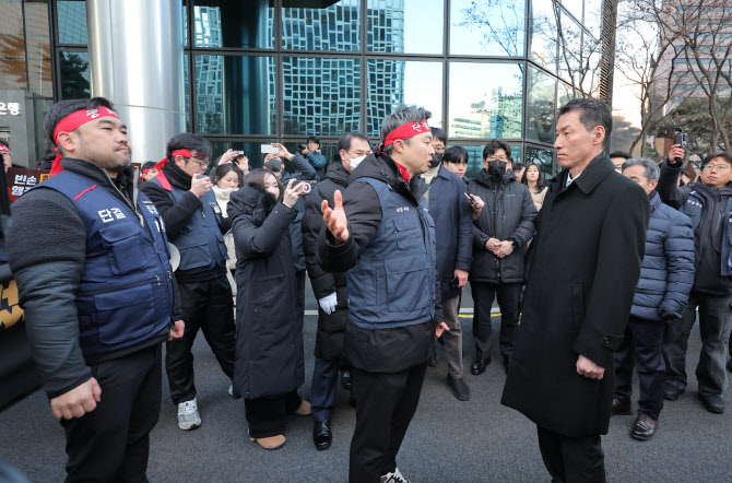 ▲23일 서울 중구 IBK 기업은행 본점에서 기업은행 노조원들이 새로 선임된 장민영 기업은행장의 출근을 저지하고 있다. (연합뉴스)
