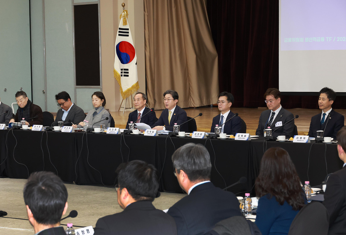 ▲이억원 금융위원장(가운데)이 9일 서울 중구 예금보험공사에서'금융발전심의회 전체회의'에서 모두발언을 하고 있다. (사진제공=금융위원회)