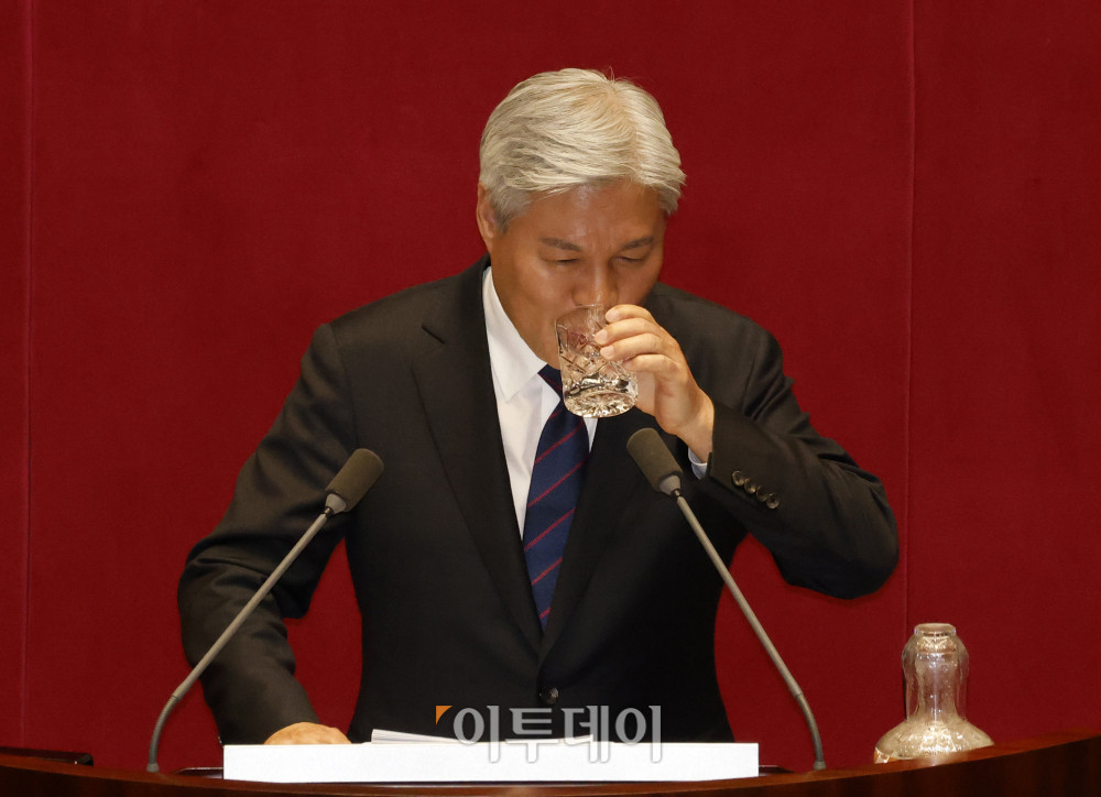 ▲서왕진 조국혁신당 원내대표가 9일 서울 여의도 국회에서 열린 본회의에서 비교섭단체 대표 연설을 하며 물을 마시고 있다. 고이란 기자 photoeran@