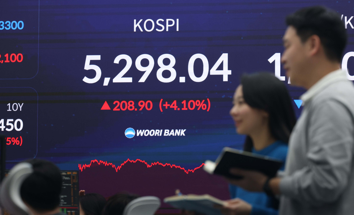 ▲국내 증시가 모두 4%대 상승하며 거래를 마감한 9일 서울 중구 우리은행 딜링룸 모니터에 코스피 등 시황이 표시되고 있다. 이날 코스피는 전 거래일 대비 208.90포인트(4.10%) 오른 5298.04에 거래를 마감했다. 코스닥은 전장 대비 46.78포인트(4.33%) 오른 1127.55에 거래를 마쳤다. 신태현 기자 holjjak@