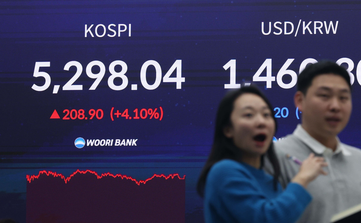 ▲국내 증시가 모두 4%대 상승하며 거래를 마감한 9일 서울 중구 우리은행 딜링룸 모니터에 코스피 등 시황이 표시되고 있다. 이날 코스피는 전 거래일 대비 208.90포인트(4.10%) 오른 5298.04에 거래를 마감했다. 코스닥은 전장 대비 46.78포인트(4.33%) 오른 1127.55에 거래를 마쳤다. 신태현 기자 holjjak@