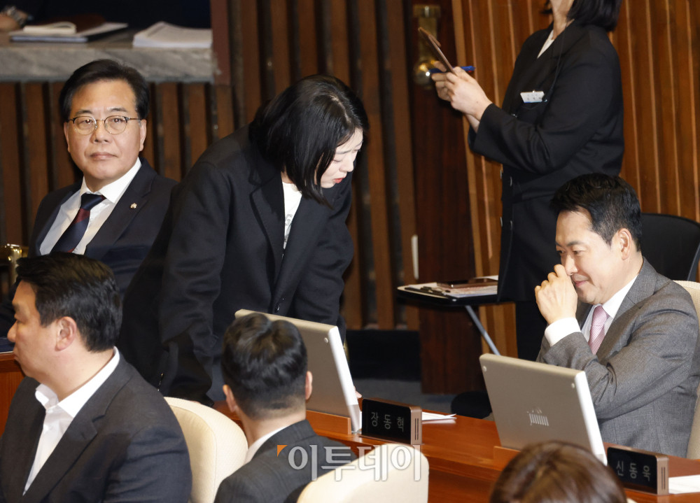 ▲장동혁(오른쪽) 국민의힘 대표와 배현진 의원이 9일 서울 여의도 국회에서 열린 본회의에서 대화하고 있다. 왼쪽은 송언석 원내대표. 고이란 기자 photoeran@