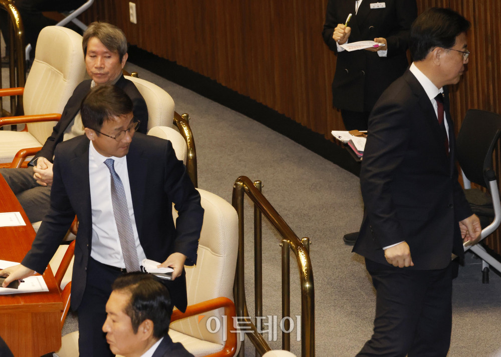 ▲송언석(오른쪽) 국민의힘 원내대표와 한병도 더불어민주당 원내대표가 9일 서울 여의도 국회에서 열린 본회의에서 함께 회의장을 나서고 있다. 사진=고이란 기자 photoeran@