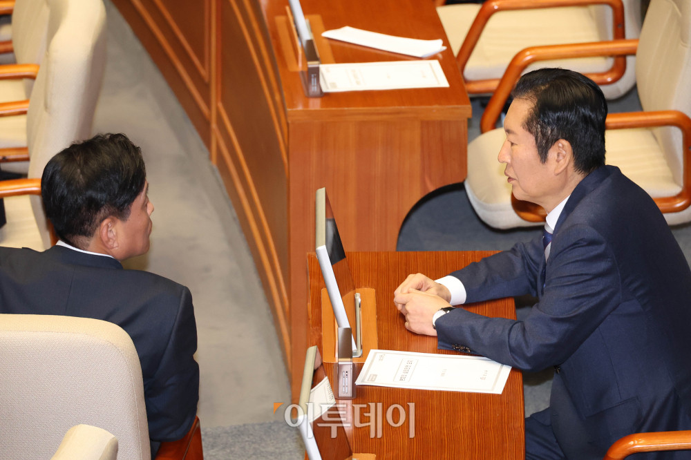 ▲정청래(오른쪽) 더불어민주당 대표와 조승래 사무총장이 9일 서울 여의도 국회에서 열린 본회의에서 대화하고 있다. 고이란 기자 photoeran@