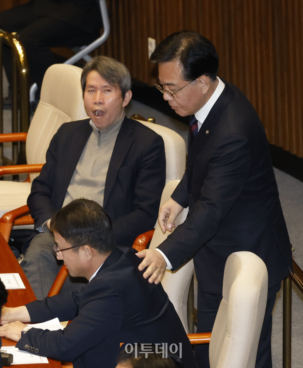 ▲송언석(오른쪽) 국민의힘 원내대표가 9일 서울 여의도 국회에서 열린 본회의에서 한병도 더불어민주당 원내대표를 부르고 있다. 고이란 기자 photoeran@