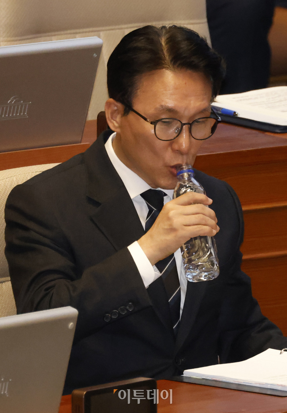 ▲김민석 국무총리가 9일 서울 여의도 국회 본회의에서 열린 정치·외교·통일·안보 대정부질문에서 물을 마시고 있다. 고이란 기자 photoeran@