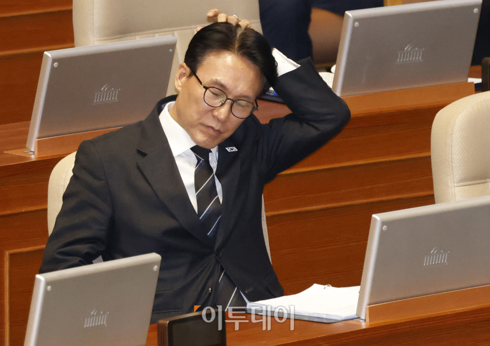 ▲김민석 국무총리가 9일 서울 여의도 국회 본회의에서 열린 정치·외교·통일·안보 대정부질문에서 머리를 만지고 있다. 고이란 기자 photoeran@