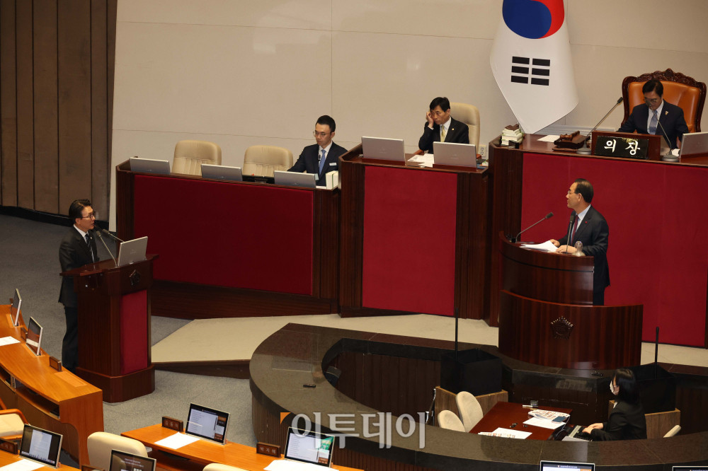 ▲김민석 국무총리가 9일 서울 여의도 국회 본회의에서 열린 정치·외교·통일·안보 대정부질문에서 의원 질의에 답하고 있다. 고이란 기자 photoeran@