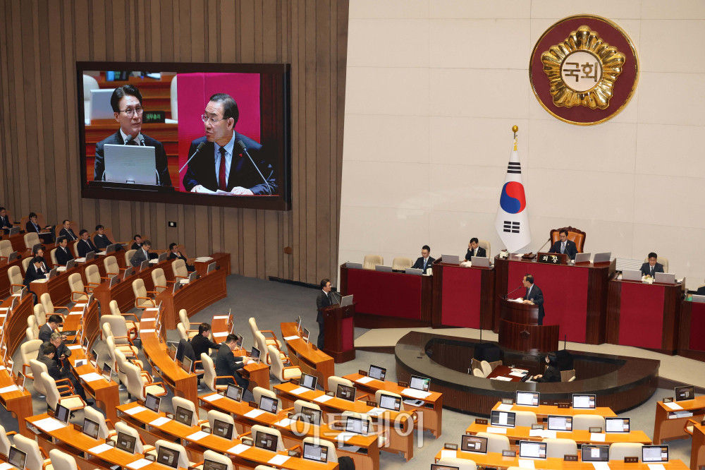 ▲김민석 국무총리가 9일 서울 여의도 국회 본회의에서 열린 정치·외교·통일·안보 대정부질문에서 의원 질의에 답하고 있다. 고이란 기자 photoeran@