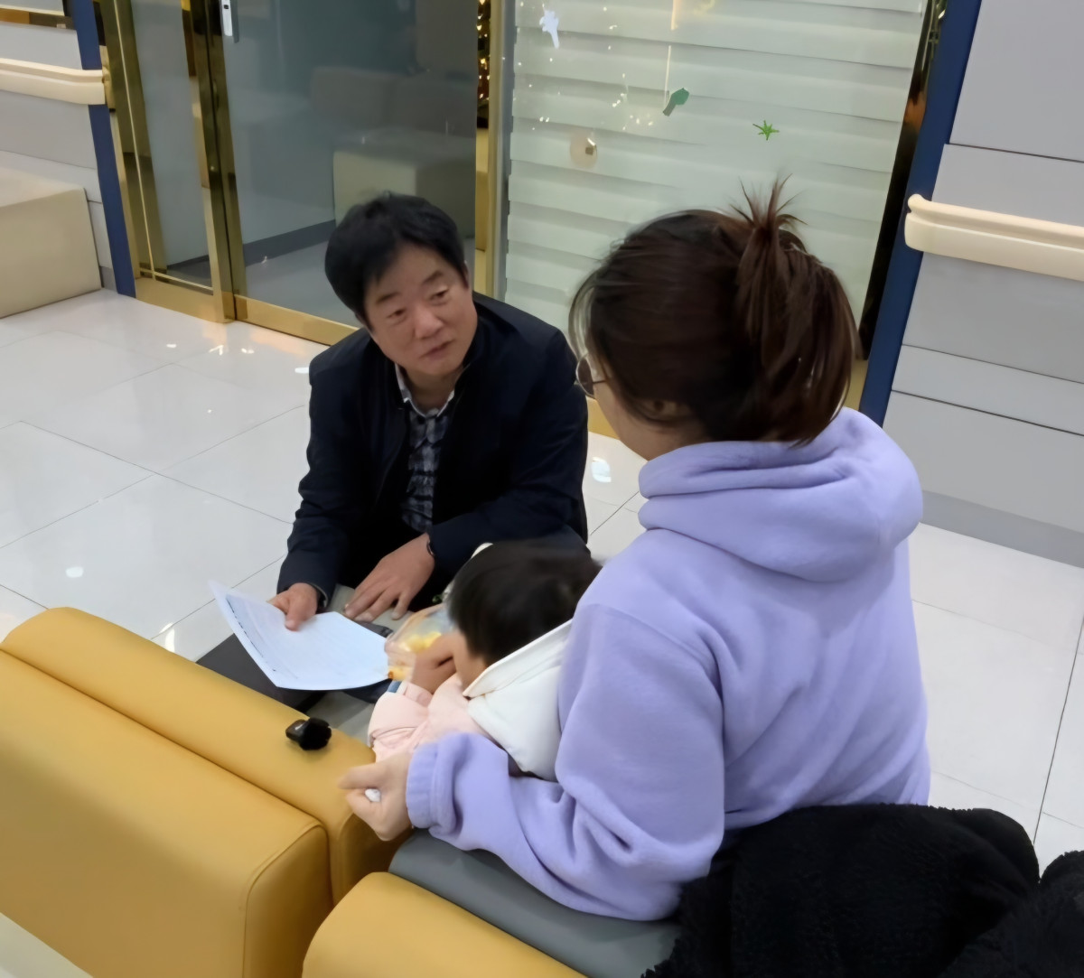 ▲한갑용 의원(부암 1, 3동)이 민원인과 대화를 나누고 있다.  (사진제공=부산진구의회)