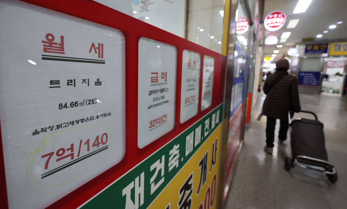 ▲서울 시내 공인중개사에 월세 매물이 안내돼 있다.  (뉴시스)