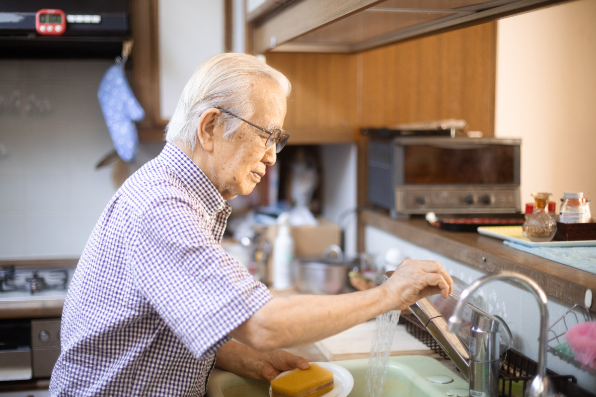 ▲주방에서 홀로 요리를 준비하는 작가 아토다 다카시. 일상의 모든 일을 아내 없이 혼자 해내는 '자취' 생활이 이젠 익숙해졌다고 했다. (신초샤(新潮社) 제공, ©Shinchosha)