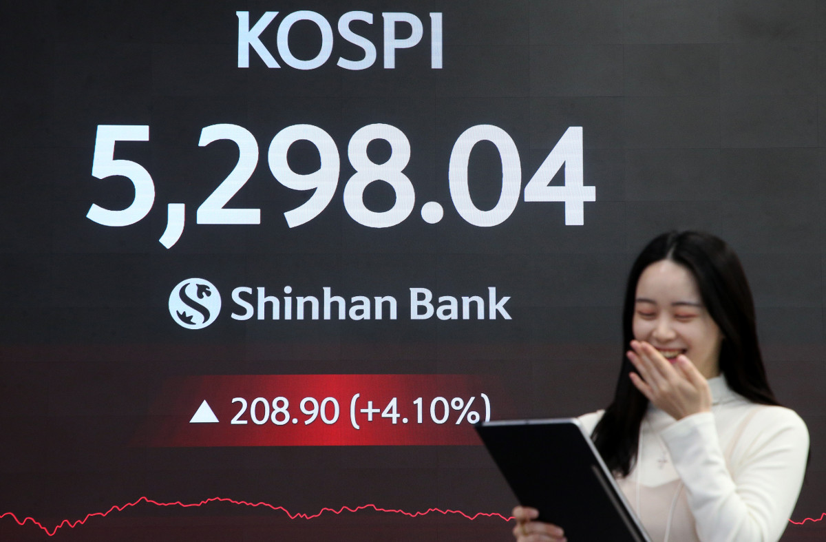▲9일 코스피 지수가 전 거래일 대비 208.90포인트(4.10%) 오른 5298.04에 마감한 가운데 신한은행 딜링룸에 주요 지수가 표시되고 있다.  (출처=신한은행)