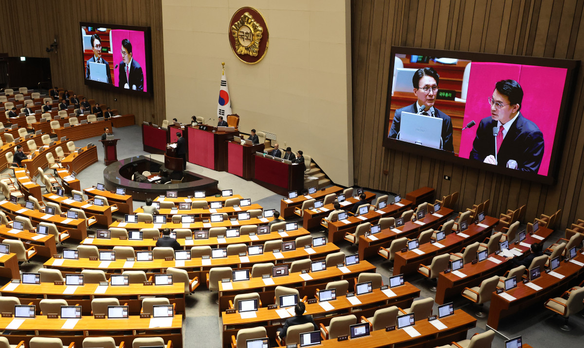 ▲김민석 국무총리가 9일 정치·외교·통일·안보 분야 대정부질문이 열린 국회 본회의장에서 국민의힘 윤상현 의원의 질문에 답하고 있다.  (연합뉴스)
