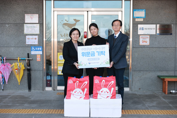 ▲한성숙 중소벤처기업부 장관은 9일 설 명절을 앞두고 세종특별자치시에 있는 ‘영명보육원’을 방문해 먹거리와 성금을 전달했다.  (사진제공=중소벤처기업부 )