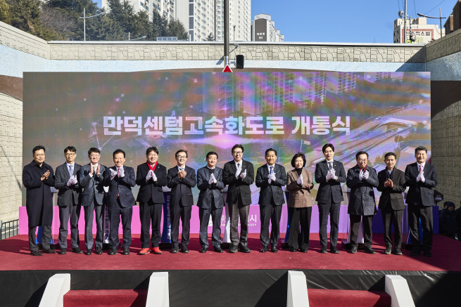 ▲김용석 대광위원장(왼쪽에서 여섯 번째)이 9일 부산 북구 만덕동에서 열린 '만덕~센텀 혼잡도로 개선사업' 행사에 참여했다. (사진제공=국토교통부)