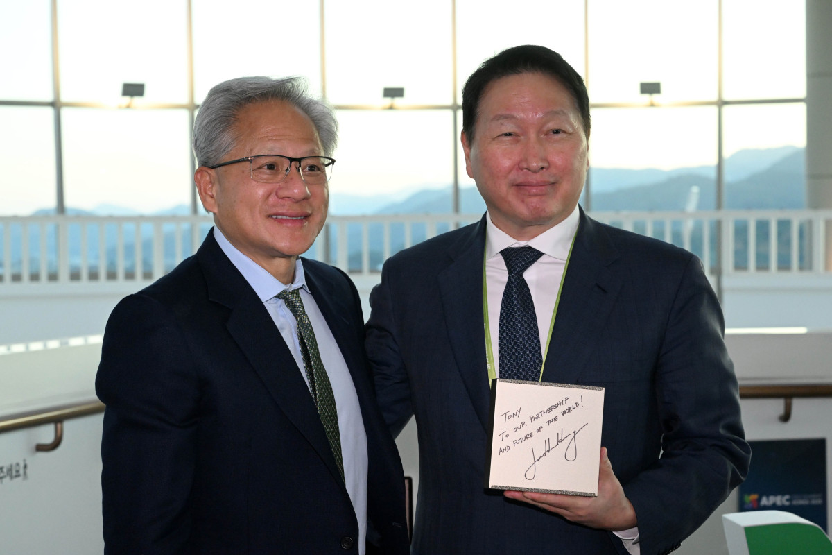 ▲젠슨 황 엔비디아 CEO가 31일 경북 경주 예술의전당에서 열린 아시아태평양경제협력체(APEC) 최고경영자(CEO) 서밋에 참석해 최태원 대한상의 회장과 만나 AI슈퍼컴퓨터 'DGX스파크'를 선물하고 있다.  (사진=연합뉴스)