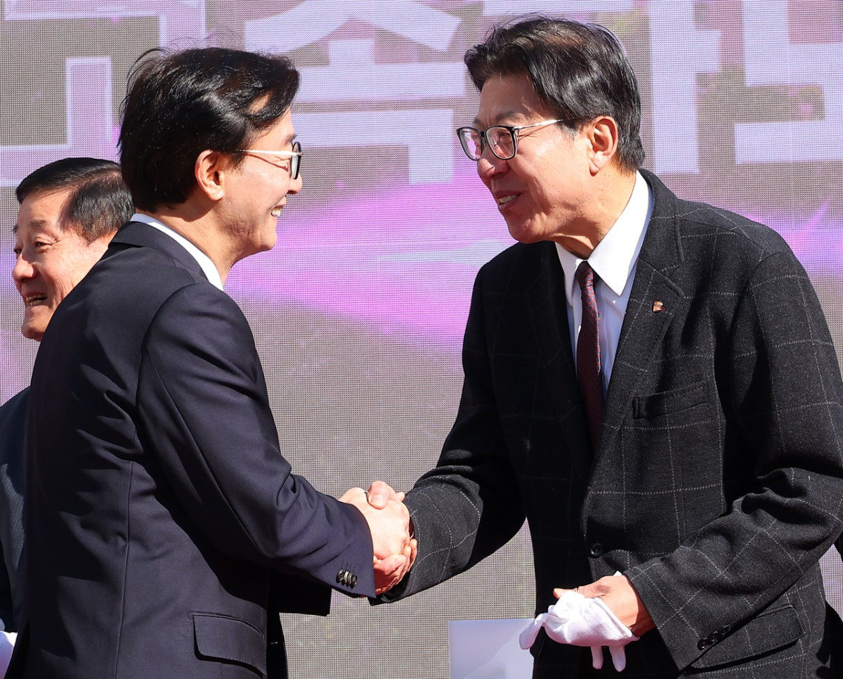 ▲박형준 부산시장(오른쪽)과 더불어민주당 전재수(북구갑) 의원이 9일 오후 부산 북구 IC에서 열린 만덕~센텀 고속화도로(대심도) 개통식에서 인사를 나누고 있다. (연합뉴스)