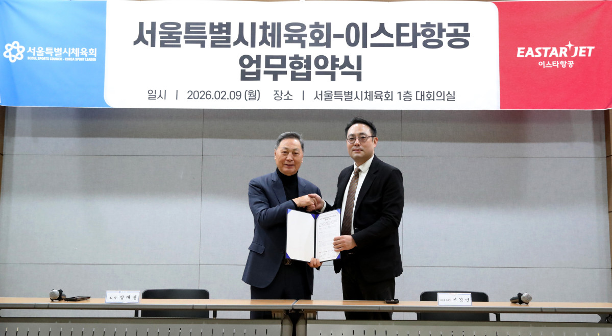 ▲이경민 이스타항공 커머셜본부장(오른쪽)과 강태선 서울특별시체육회 회장(왼쪽)이 9일 서울시체육회관에서 ‘제107회 전국체육대회 서울특별시 선수단 이동 지원을 위한 업무협약(MOU)’을 체결하고 기념 사진을 촬영하고 있다. (자료제공=이스타항공)