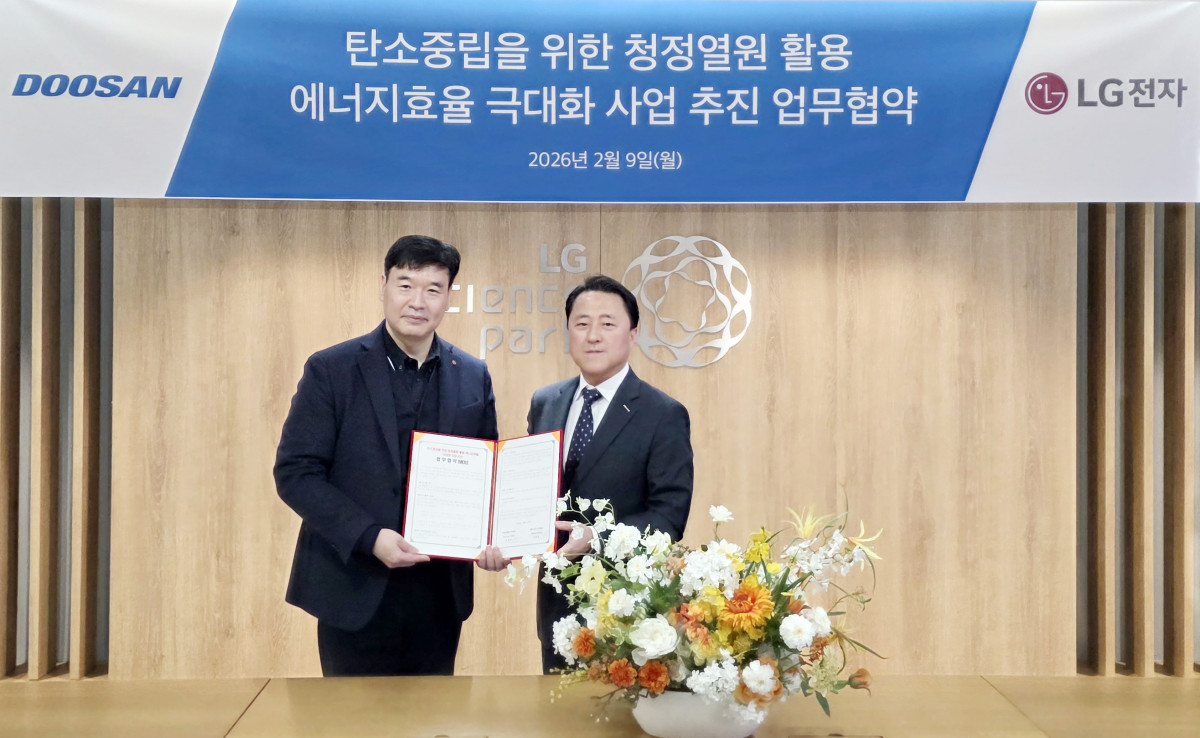 ▲업무협약식이 끝나고, 두산퓨얼셀 이승준 영업본부장(오른쪽)이 LG전자 이광원 어플라이드사업담당과 기념사진을 촬영하고 있다. (사진= 두산퓨얼셀)