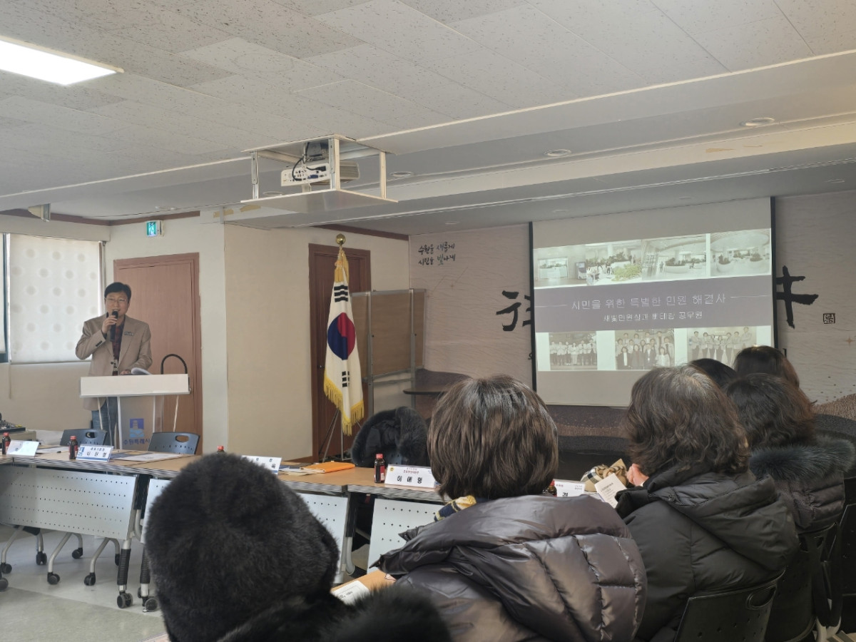 ▲원특례시 베테랑 공무원이 세류3동 통장회의에서 '새빛신문고(베테랑이 간다)' 제도를 설명하고 있다.  (수원특례시)