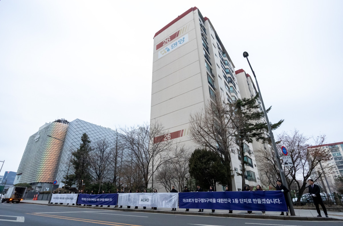 ▲ DL이앤씨 임직원들이 10일 오전 서울 강남구 압구정5구역 인근에서 조합원들에게 출근길 인사를 하고 있다. (사진제공=DL이앤씨)