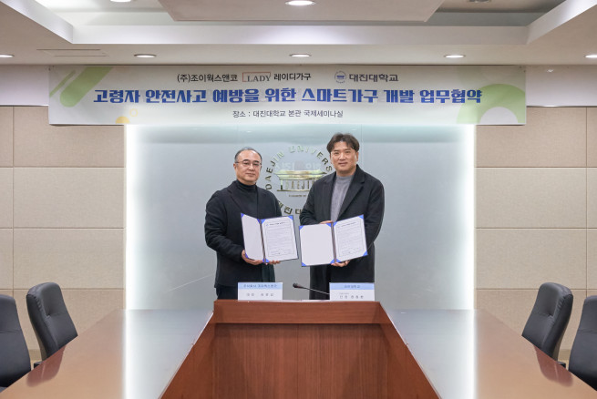 ▲조이웍스앤코의 가구 브랜드 레이디가구가 10일 대진대학교와 고령자의 안전사고 예방을 위한 유니버셜 스마트가구 개발 MOU를 체결했다. <왼쪽부터 송윤섭 조이웍스앤코 대표, 장창환 대진대학교 단장> (사진제공 = 조이웍스앤코)