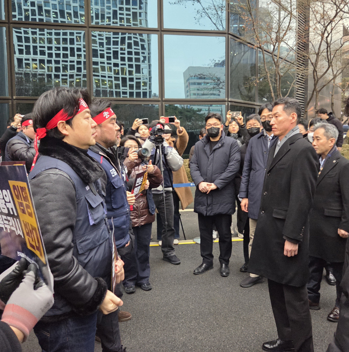 ▲장민영 기업은행장(오른쪽)이 10일 서울 중구 기업은행 본점 출근길에서 노조와 대치하고 있다.  (김이현 기자)