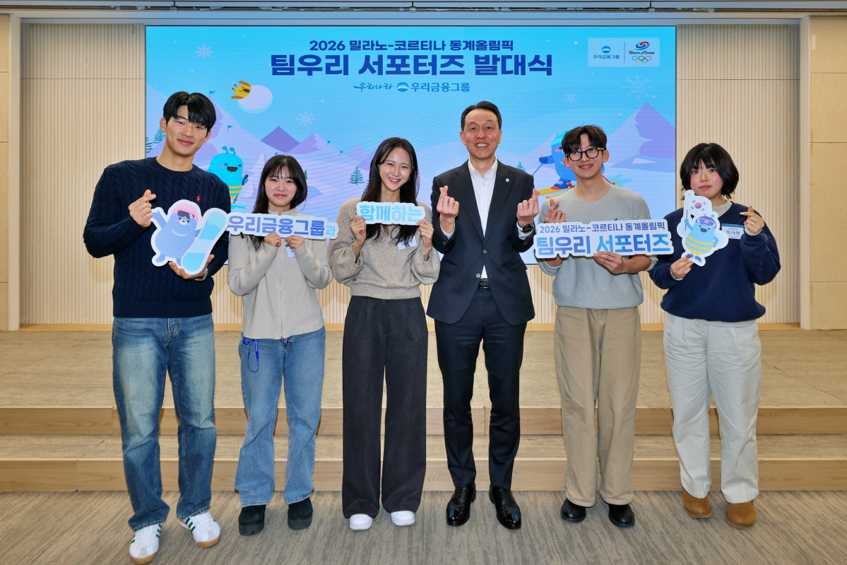 ▲밀라노 동계올림픽 대학생 특파원단과 이정섭 우리금융 상무(오른쪽 세번째)가 9일 열린 발대식에서 기념촬영을 하고있다. (사진제공=우리금융)