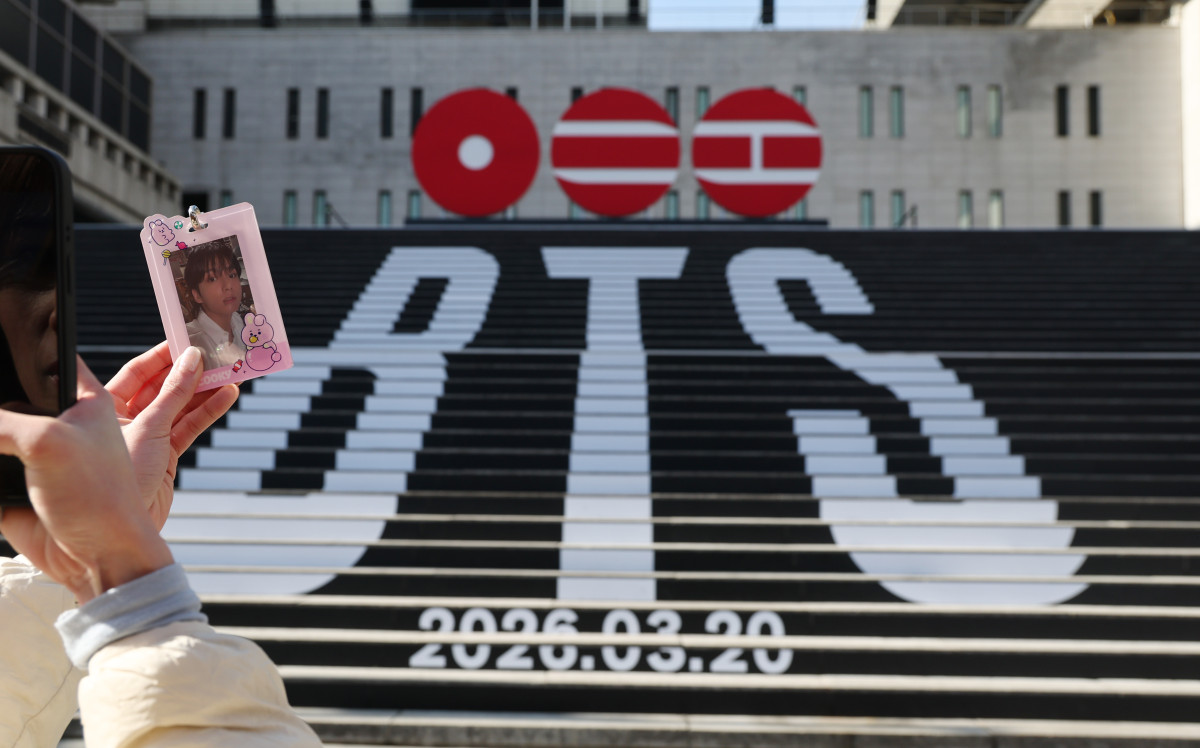▲서울 세종문화회관 계단이 3월 정규 5집으로 돌아오는 그룹 방탄소년단(BTS) 관련 홍보로 꾸며져 있다. (연합뉴스)