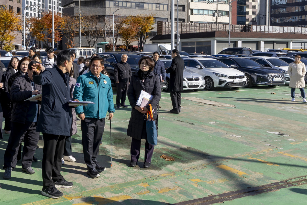 ▲ 마포 유수지 부지 점검에 나선 박강수 마포구청장. (사진 제공 = 마포구)