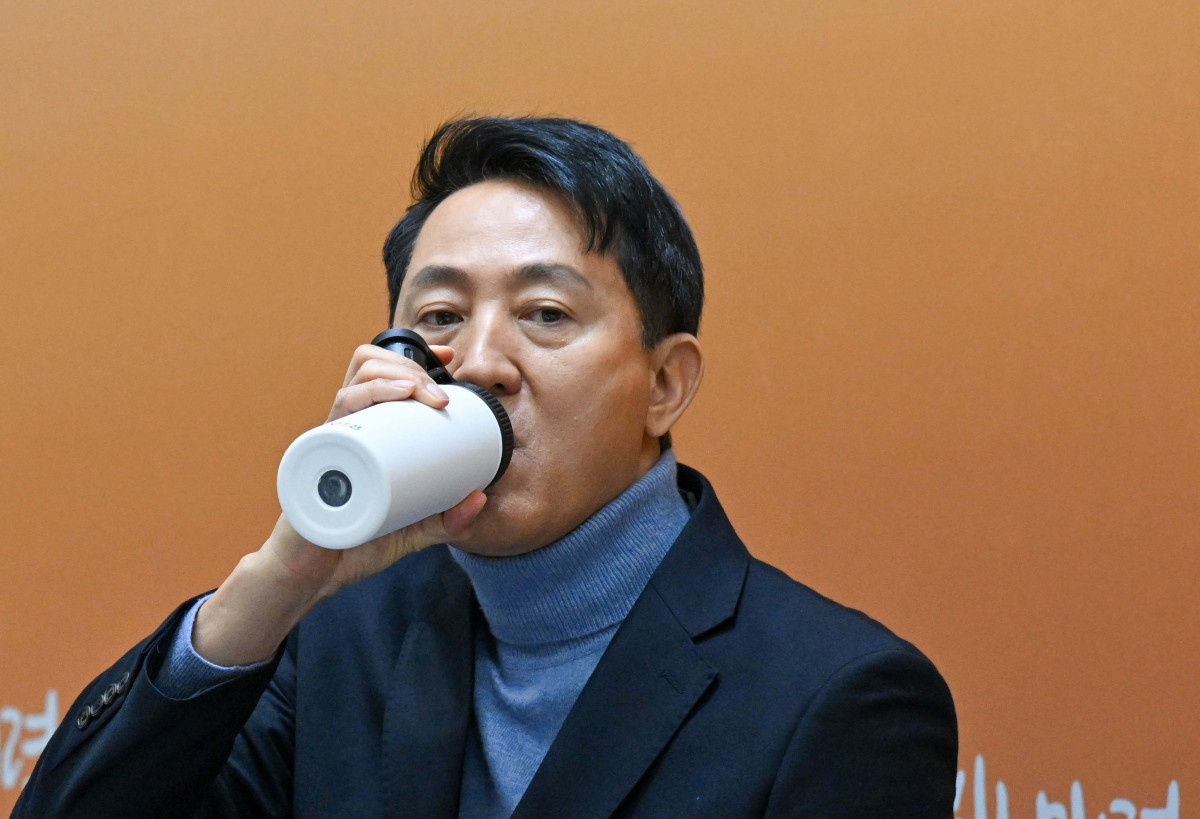 ▲오세훈 서울시장이 10일 서울 중구 서울시청에서 ‘2026년 출입기자단 신년 간담회’를 갖던 중 음료를 마시고 있다. 신태현 기자 holjjak@