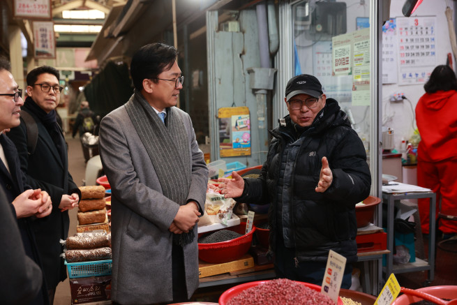 ▲이병권 중소벤처기업부 제2차관이 10일 전북 전주 남부시장을 방문해 점포를 둘러보며 상인과 대화하고 있다. (사진출처=중소벤처기업부)