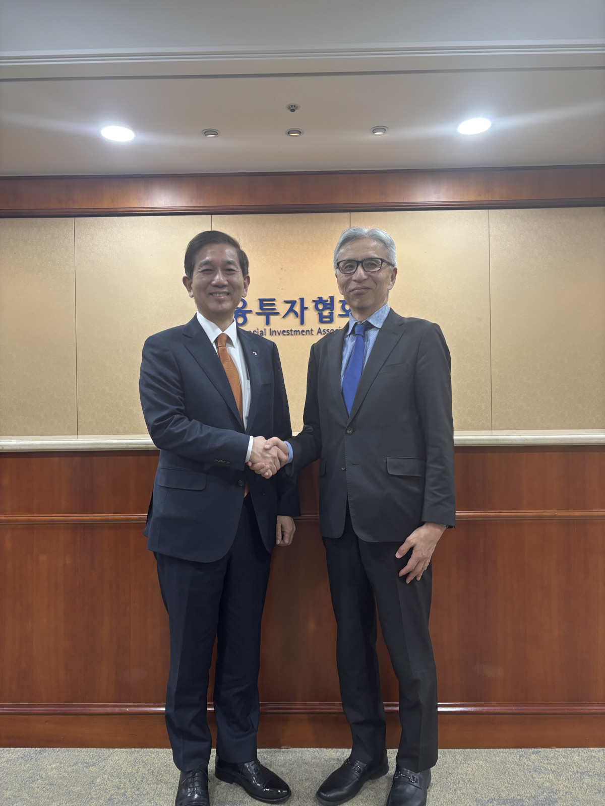 ▲황성엽 금투협 회장(왼쪽)은 일본자산운용협회(JIMA) 출범을 앞두고 히시다 요시오 미쓰이스미토모 트러스트 그룹 글로벌 자산운용 총괄(오른쪽)과 협력을 논의했다. (사진=금융투자협회)