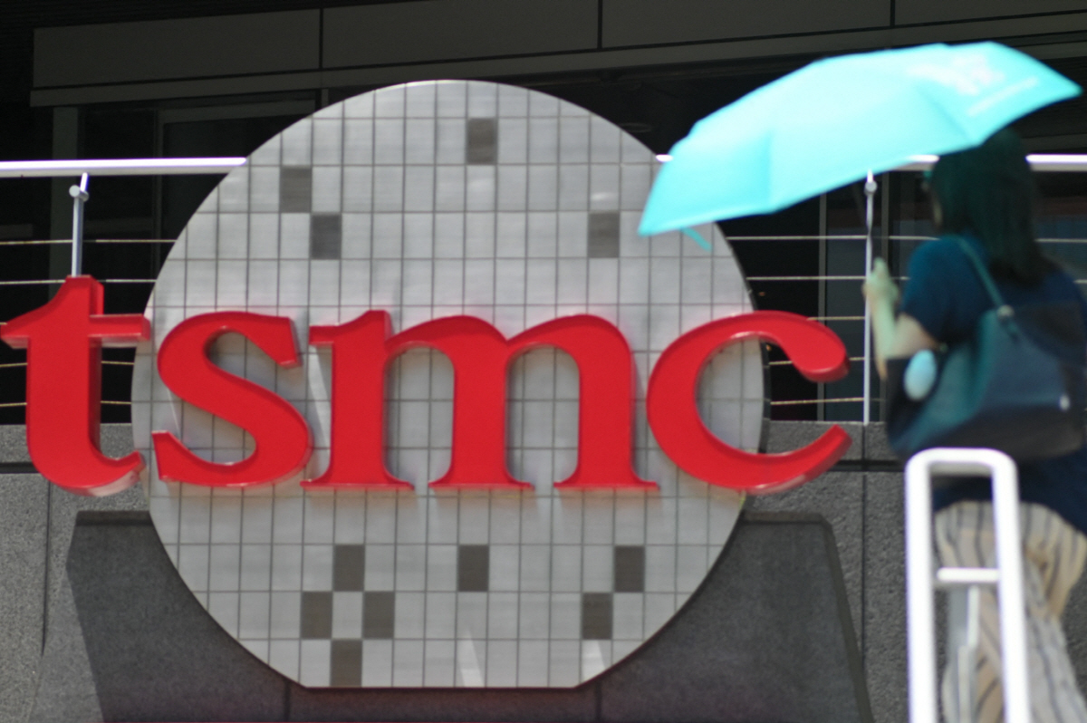 ▲대만 신주과학단지에서 지난해 7월 5일 한 시민이 TSMC 앞을 지나고 있다. (신주(대만)/AFP연합뉴스)