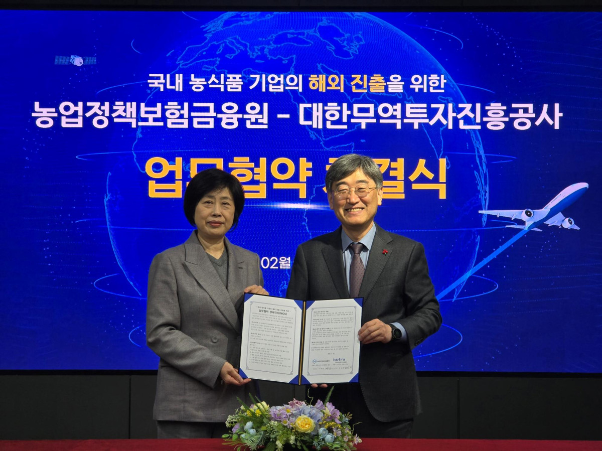 ▲코트라와 농업정책보험금융원은 2월 10일 서울 여의도 농업정책보험금융원 본사에서 국내 농식품 기업의 해외 진출 지원을 위한 업무협약(MOU)을 체결했다.  김명희 코트라 부사장 겸 산업혁신본부장(왼쪽)과 서해동 농업정책보험금융원장(오른쪽)이 업무협약 체결 후 기념 촬영을 하고 있다. (사진=코트라)