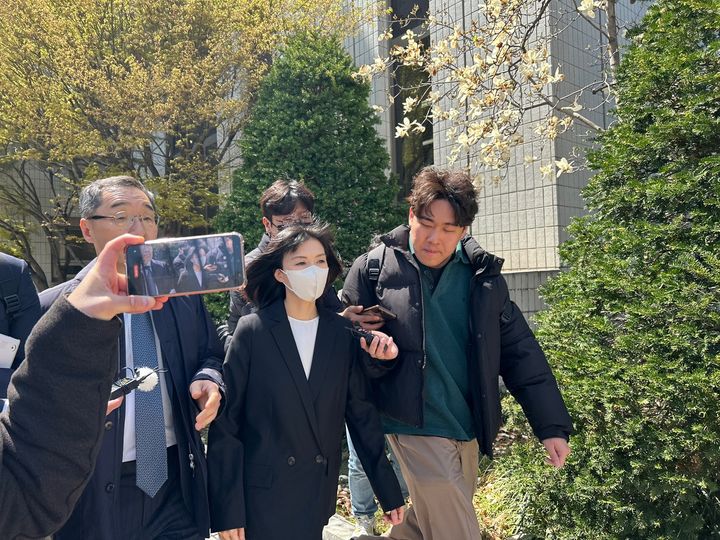 ▲2025년 4월 15일 오전 구연경 LG복지재단 대표가 '미공개 정보 주식거래 의혹'과 관련해 서울남부지법에 출석하고 있다. (뉴시스)