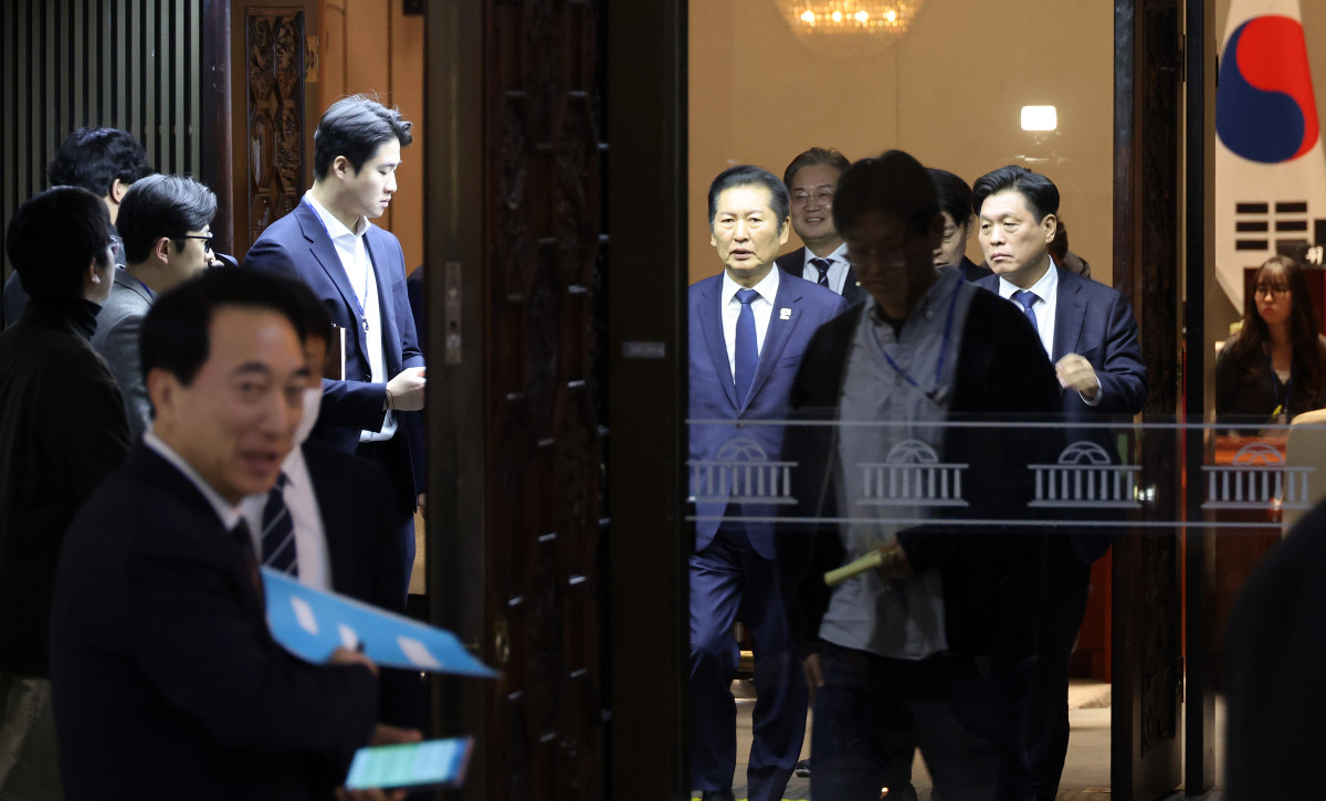 ▲더불어민주당 정청래 대표가 10일 국회에서 조국혁신당과의 합당 논의를 주제로 비공개로 열린 의원총회를 마친 뒤 당 대표실을 향해 이동하고 있다. (사진=연합뉴스)